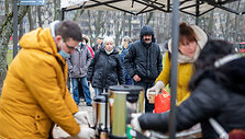 &bdquo;Carito&ldquo; socialinio centro &bdquo;Betanijos&ldquo; darbuotojai ir savanoriai dalino paaukotus miegmai&scaron;ius į Tuskulėnų parką atėjusiems žmonėms