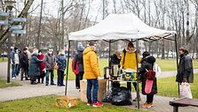 &bdquo;Carito&ldquo; socialinio centro &bdquo;Betanijos&ldquo; darbuotojai ir savanoriai dalino paaukotus miegmai&scaron;ius į Tuskulėnų parką atėjusiems žmonėms