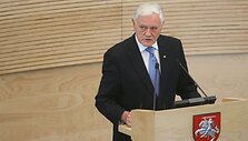 Seime skaitydamas metinį prane&scaron;imą prezidentas Valdas Adamkus negailėjo kritikos politikams