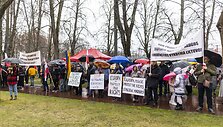 Mitingas &bdquo;Apginti tautinių mažumų mokyklas Trakų rajone&ldquo;