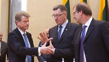 Socialdemokratai, &bdquo;darbiečiai&ldquo; ir &bdquo;tvarkiečiai&ldquo; pasira&scaron;ė koalicijos sutartį.