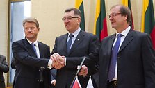 Socialdemokratai, &bdquo;darbiečiai&ldquo; ir &bdquo;tvarkiečiai&ldquo; pasira&scaron;ė koalicijos sutartį.