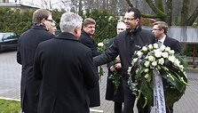 Su J.Veselka atsisveikina bendražygiai.