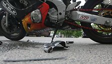 Jaunas vaikinas buvo sunkiai sužalotas antradienio popietę Vilniuje susidūrus motociklui ir automobiliui.