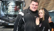 Stipriausias pasaulio žmogus Žydrūnas Savickas pasiekė autobuso traukimo jėgos rekordą. Galiūnas i&scaron; vietos i&scaron;judino ir nemažą atstumą traukė 17 tonų 300 kilogramų sveriantį autobusą.
