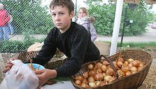 Ūkininkų prekyvietėje galima įsigyti visą būtiniausių prekių krep&scaron;elį - pieno produktų, duonos, pyragų, daržovių, vaisių, mėsos, medaus ir pana&scaron;ių gėrybių.