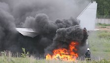 Ketvirtadienį Vilniaus tarptautiniame oro uoste į dangų kilo juodi dūmai &ndash; mokomųjų gelbėjimo pratybų metu prie&scaron;gaisrinė tarnyba imitavo avariją patyrusio krovininio orlaivio gelbėjimo operaciją.