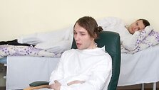 Artėjant premjerai, operos &bdquo;Faustas&ldquo; kūrėjams surengtas psichoterapijos seansas.
