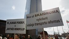 Mar&scaron;rutinių taksi vairuotojų akcija Europos aik&scaron;tėje.