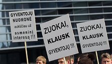 Mar&scaron;rutinių taksi vairuotojų akcija Europos aik&scaron;tėje.