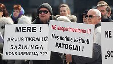 Mar&scaron;rutinių taksi vairuotojų akcija Europos aik&scaron;tėje.