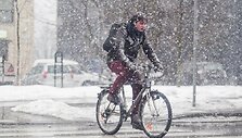 Pavasari&scaron;ką saulę Vilniuje vėl pakeitė sniegas 
