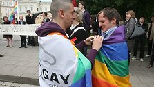 Penktadienio vidurdienį &scaron;alia Prezidentūros keliasde&scaron;imt jaunuolių su Lietuvos ir gėjų vėliavomis piketavo prie&scaron; Seimo priimtą naują Nepilnamečių apsaugos nuo neigiamo vie&scaron;osios informacijos poveikio įstatymą.  
