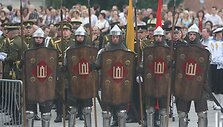 Griausmingomis dainomis, simboliniais fejerverkais, įvairiais tautiniais pasididžiavimais, skirtingomis tarmėmis trečiadienio vakarą aidėjo Katedros aik&scaron;tė.