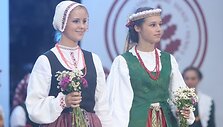Griausmingomis dainomis, simboliniais fejerverkais, įvairiais tautiniais pasididžiavimais, skirtingomis tarmėmis trečiadienio vakarą aidėjo Katedros aik&scaron;tė.
