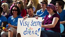 Motinos dienos proga Vilniaus Vingio parke &bdquo;Įvairovės namų&ldquo; savanoriai surengė &scaron;eimų &scaron;ventę.