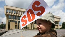 Neproporcingu taupymu pasipiktinusios Aktyvių mamų sambūrio atstovės ketvirtadienį vidurdienį surengė akciją &scaron;alia Seimo. 