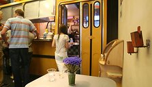 Į kavinės &bdquo;ART CAFE creperie&ldquo; atidarymą susirinko i&scaron;alkę svečiai.