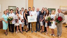 &bdquo;Žuvėdros&ldquo; &scaron;okių ansamblio apdovanojimas Vyriausybėje