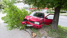 Vilniuje automobilis atsitrenkė į medį