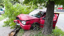 Vilniuje automobilis atsitrenkė į medį