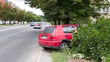 Vilniuje automobilis atsitrenkė į medį