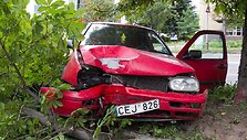 Vilniuje automobilis atsitrenkė į medį