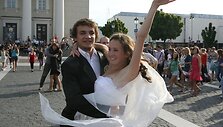Daugybė jaunuolių lyg netyčia ketvirtadienio vakarą atklydo į Vilniaus Rotu&scaron;ės aik&scaron;tę, kur netrukus garsiai užgrojo muzika ir staiga &scaron;imtai jų ėmė &scaron;okti tą patį &scaron;okį.