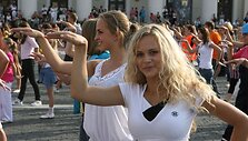Daugybė jaunuolių lyg netyčia ketvirtadienio vakarą atklydo į Vilniaus Rotu&scaron;ės aik&scaron;tę, kur netrukus garsiai užgrojo muzika ir staiga &scaron;imtai jų ėmė &scaron;okti tą patį &scaron;okį.
