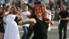 Daugybė jaunuolių lyg netyčia ketvirtadienio vakarą atklydo į Vilniaus Rotu&scaron;ės aik&scaron;tę, kur netrukus garsiai užgrojo muzika ir staiga &scaron;imtai jų ėmė &scaron;okti tą patį &scaron;okį.