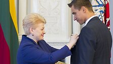 Sportininkui Dainiui Zubrui - valstybės apdovanojimas
