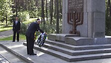 Shimonas Peresas kartu su Lietuvos vadove Dalia Grybauskaite Panerių memoriale pagerbė Holokausto aukas.