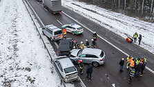 A2 kelyje susidūrė trys automobiliai ir trys vilkikai, uždarytas eismas link Panevėžio