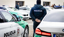 NATO vir&scaron;ūnių susitikimui policijos įsigytų automobilių perdavimo ceremonija
