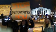 Žmogaus teisių gynėjai ir aktyvistai surengė protestą prie&scaron; deportaciją
