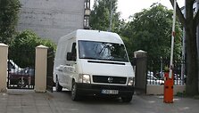 Dėl sugriežtintų muitinės procedūrų Latvijos ir Rusijos pasienyje įstrigusius kelis &scaron;imtus Lietuvos vežėjų antradienio vakarą turėtų pasiekti mineralinio vandens ir maisto produktų siunta. 