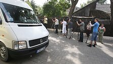 Dėl sugriežtintų muitinės procedūrų Latvijos ir Rusijos pasienyje įstrigusius kelis &scaron;imtus Lietuvos vežėjų antradienio vakarą turėtų pasiekti mineralinio vandens ir maisto produktų siunta. 