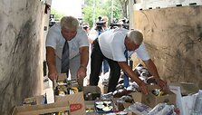 Dėl sugriežtintų muitinės procedūrų Latvijos ir Rusijos pasienyje įstrigusius kelis &scaron;imtus Lietuvos vežėjų antradienio vakarą turėtų pasiekti mineralinio vandens ir maisto produktų siunta. 