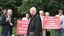 Jungtinio demokratinio judėjimo (JDJ) pikete Rusijos valdžia raginama nutraukti muitinės karą prie&scaron; Lietuvą, taip pat būti demokrati&scaron;ka kaimyne ir stabdyti žmogaus teisių gynėjų žudynes. 