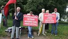 Jungtinio demokratinio judėjimo (JDJ) pikete Rusijos valdžia raginama nutraukti muitinės karą prie&scaron; Lietuvą, taip pat būti demokrati&scaron;ka kaimyne ir stabdyti žmogaus teisių gynėjų žudynes. 