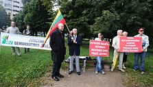 Jungtinio demokratinio judėjimo (JDJ) pikete Rusijos valdžia raginama nutraukti muitinės karą prie&scaron; Lietuvą, taip pat būti demokrati&scaron;ka kaimyne ir stabdyti žmogaus teisių gynėjų žudynes. 