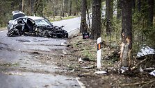 Karačiūnų gatvėje BMW atsitrenkė į medį