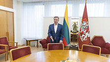 Ramūnas Karbauskis pasira&scaron;ė valdančiųjų parengtą susitarimą &bdquo;Dėl Lietuvos nacionalinio saugumo artimiausio laikotarpio sustiprinimo&ldquo;