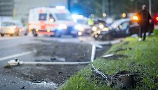 VIlniaus Olandų gatvėje BMW trenkėsi į du stulpus