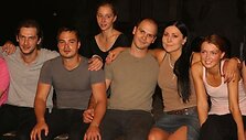 Tragi&scaron;kai komi&scaron;kame spektaklyje &scaron;oka aktoriai ir balerinos