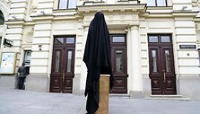 Gyvas paminklas &scaron;alia Filharmonijos.