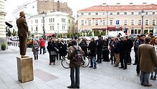 Gyvas paminklas &scaron;alia Filharmonijos.