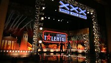 Vilniuje esančiame Lietuvos vaikų ir jaunimo centre jau prasidėjo pirmieji naujojo TV3 &scaron;ou &bdquo;Lietuvos talentai&ldquo; filmavimai. Gerbėjų pilnoje salėje netrūko pasipiktinimo ir džiaugsmo &scaron;ūksnių bei žavingųjų komisijos narių &ndash; Marijono Mikutavičiaus, Rūtos &Scaron;čiogolevaitės ir Adolfo Večerskio sąmojų.
