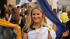 Vilniaus universiteto dėstytojai ir studentai i&scaron; Vinco Kudirkos aik&scaron;tės Gedimino prospektu žygiavo  į universiteto centrinius rūmus.