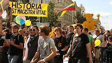 Vilniaus universiteto dėstytojai ir studentai i&scaron; Vinco Kudirkos aik&scaron;tės Gedimino prospektu žygiavo  į universiteto centrinius rūmus.